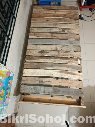 একটি সিঙ্গেল বেডের চৌকি বিক্রি হবে